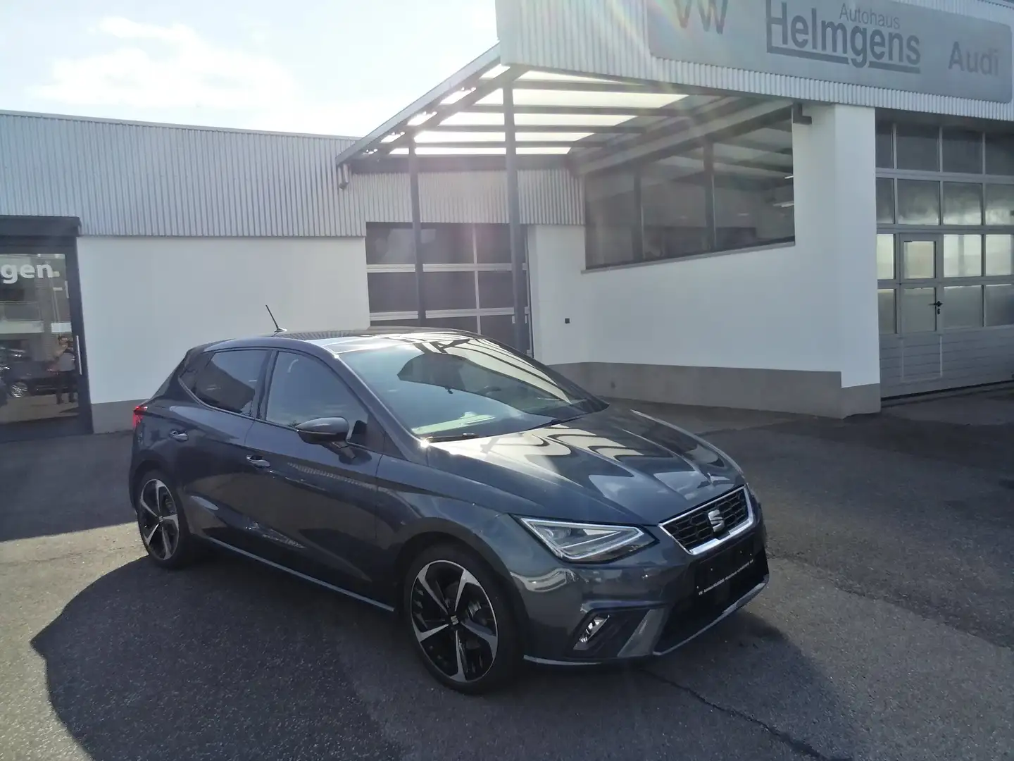 SEAT Ibiza FR 1,0 TSI DSG LED SHZ PANO NAVI KAM LMF18 Grau - 1