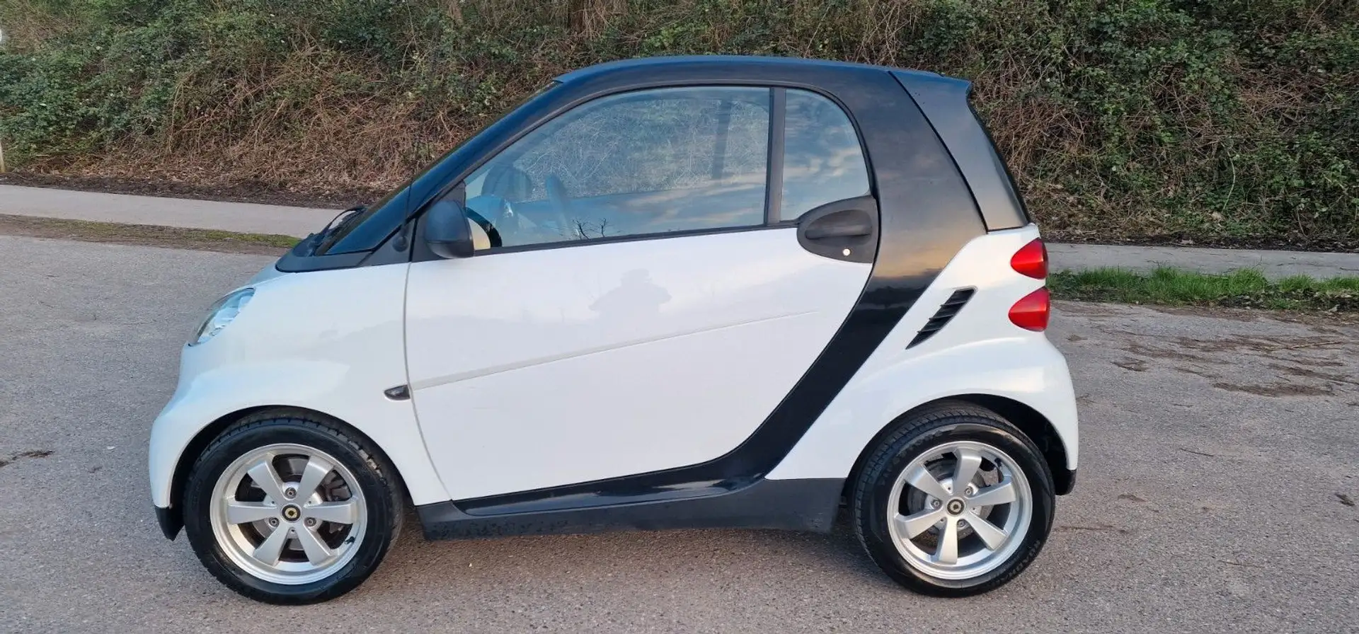 smart forTwo fortwo coupe Micro Hybrid Drive 45kW Schwarz - 2
