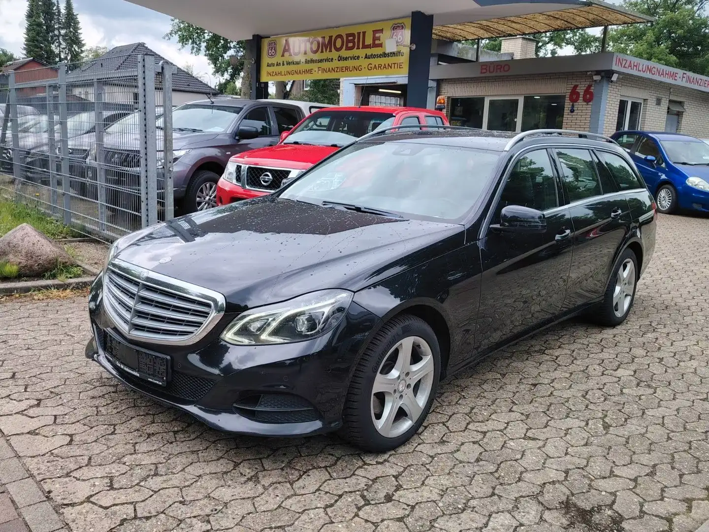 Mercedes-Benz E 300 BlueTec / Leder / Navi / Kamera / Schwarz - 1