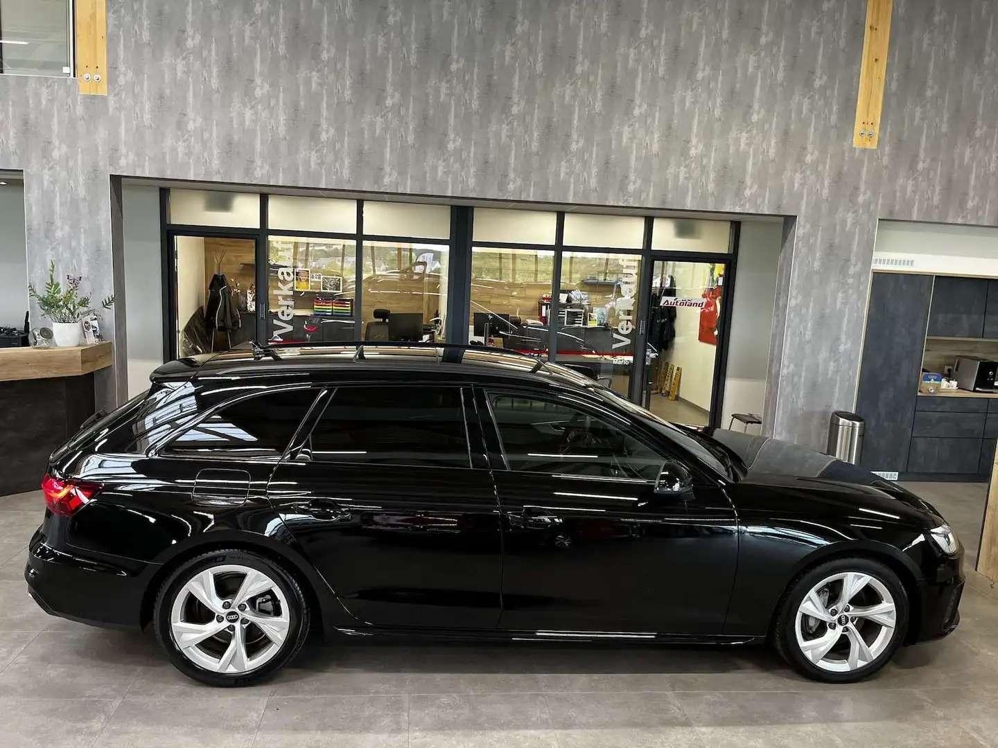 Audi A4 Avant 40 TDI S line Pano Navi LED ACC Black Zwart - 2