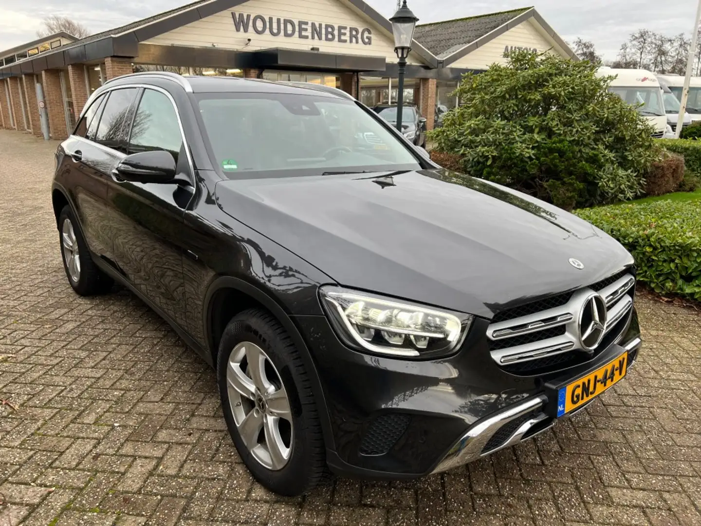 Mercedes-Benz GLC 300 GLC 300e Distronic, 360 Cam, Trekhaak Grijs - 1