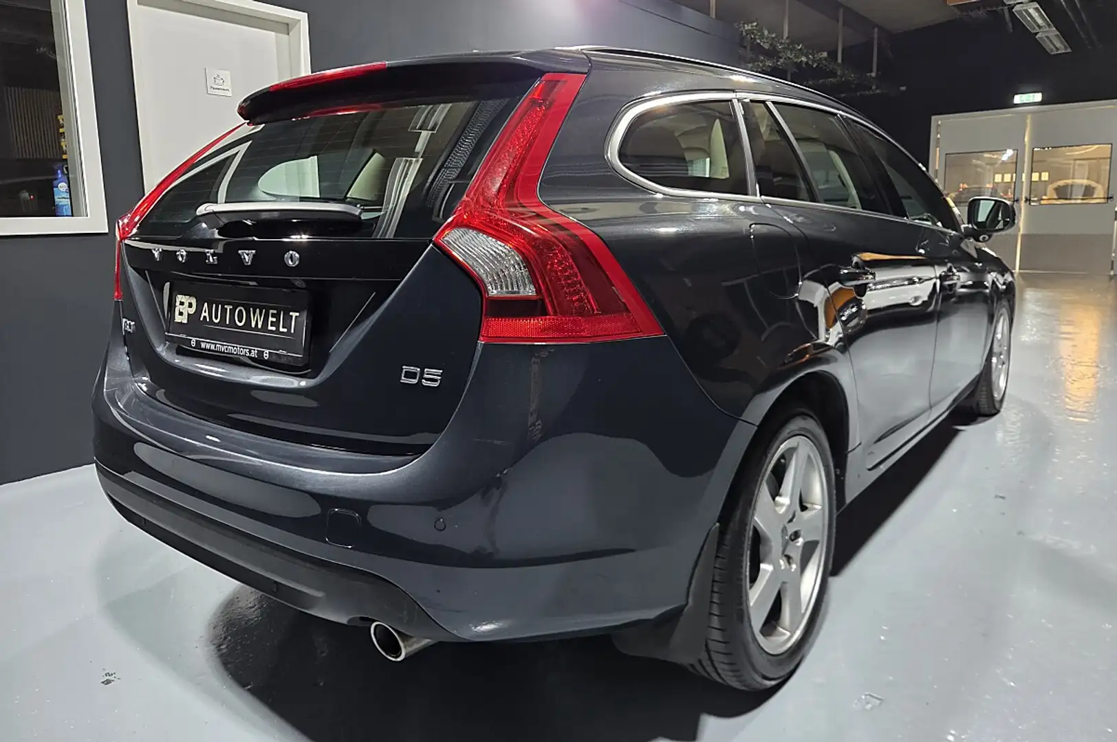 Volvo V60 D5 Geartronic Aut. * Service & Pickerl Neu * Fi... Grau - 2
