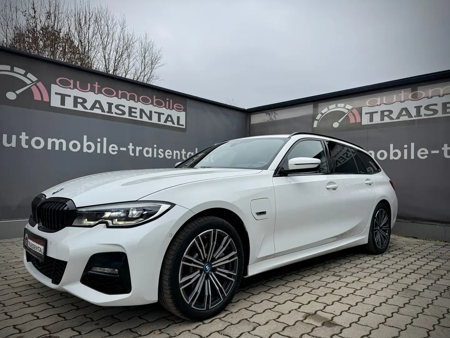 BMW 330 e xDrive M Sport/LED/HeadUp/Kamera Weiß - 1