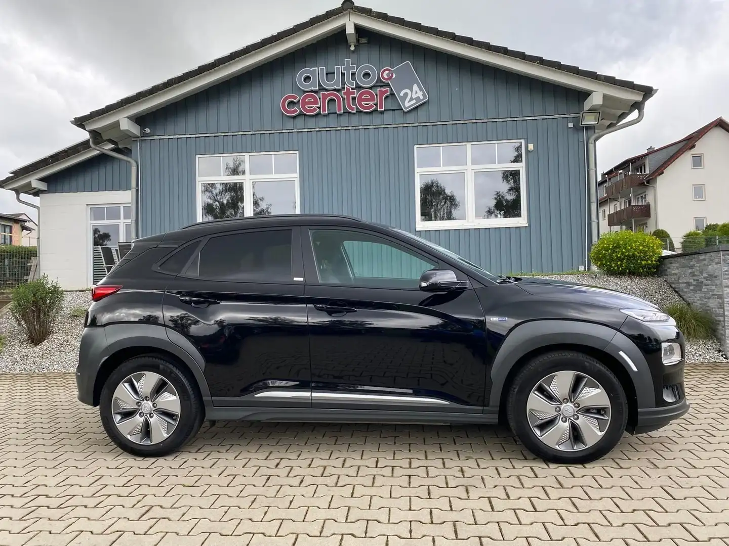 Hyundai KONA Premium|64kWh|SOH 100%|LED|Schiebedach|1Hnd Schwarz - 2