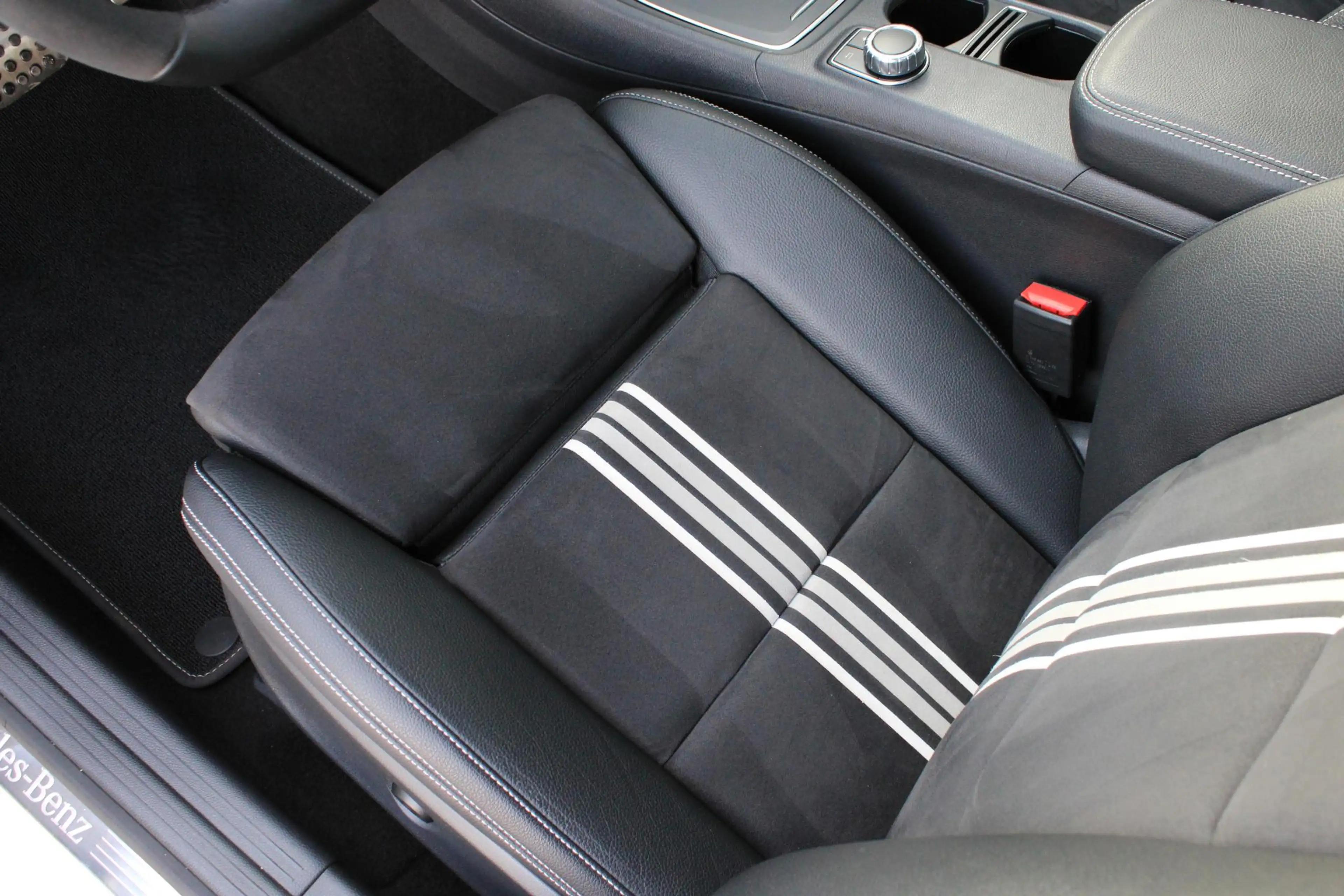 Mercedes-Benz CLA 180 AMG Pano | Distronic | Memory | Camera | Carplay | — photo 14