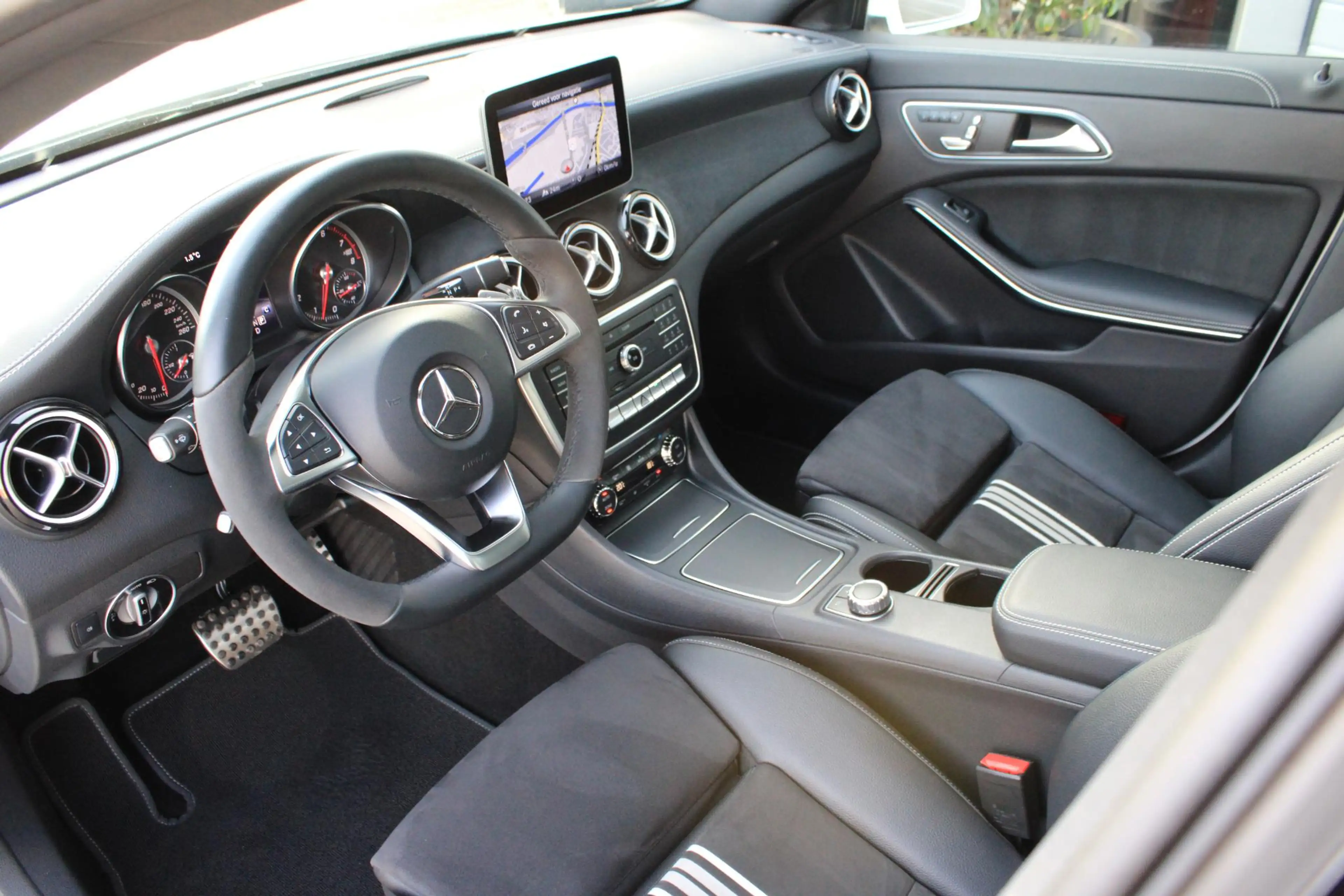 Mercedes-Benz CLA 180 AMG Pano | Distronic | Memory | Camera | Carplay | — photo 2