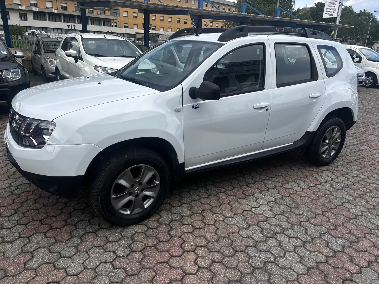 Dacia Duster 1.6 Black Shadow Gpl 4x2 s&s 115cv - 1