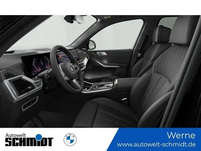 BMW X7 view 3
