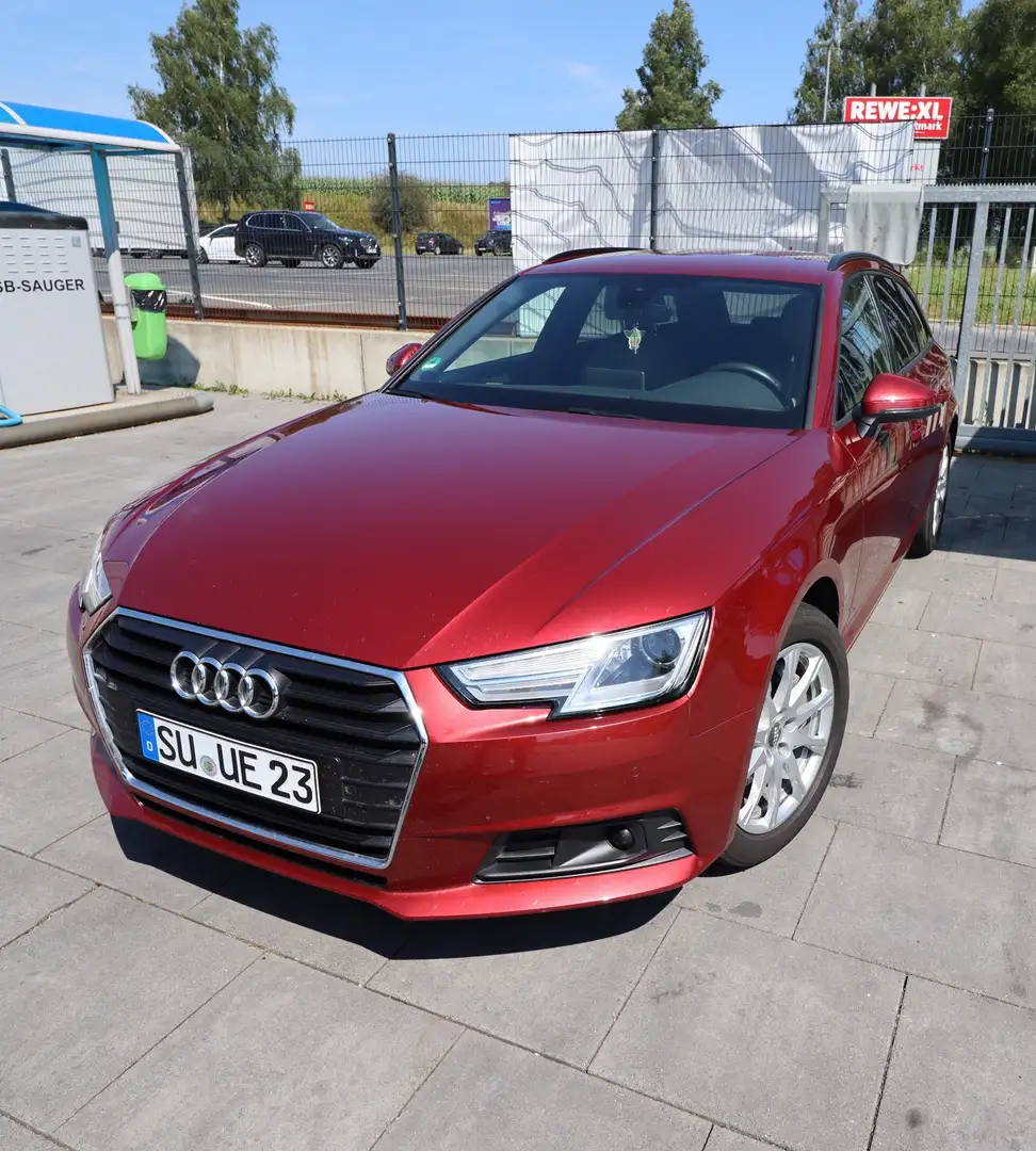 Audi A4 40 TDI basis Červená - 2