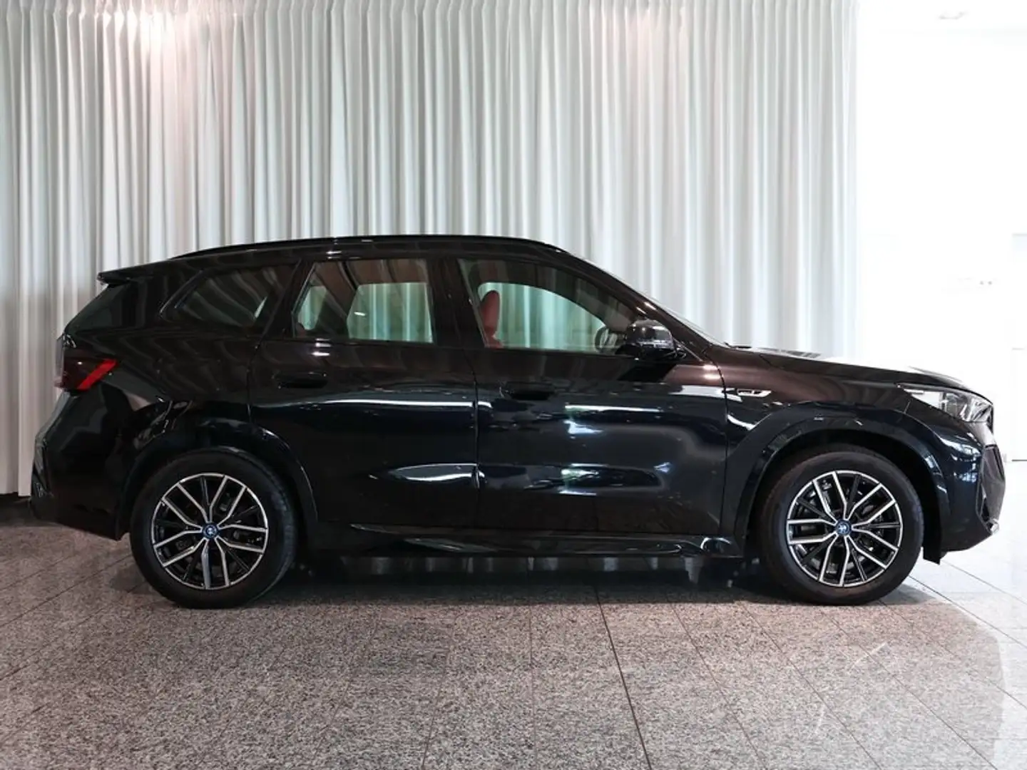 BMW X1 xDrive25e M Sport HUD HarmKar 360° DrivAssProf Zwart - 2