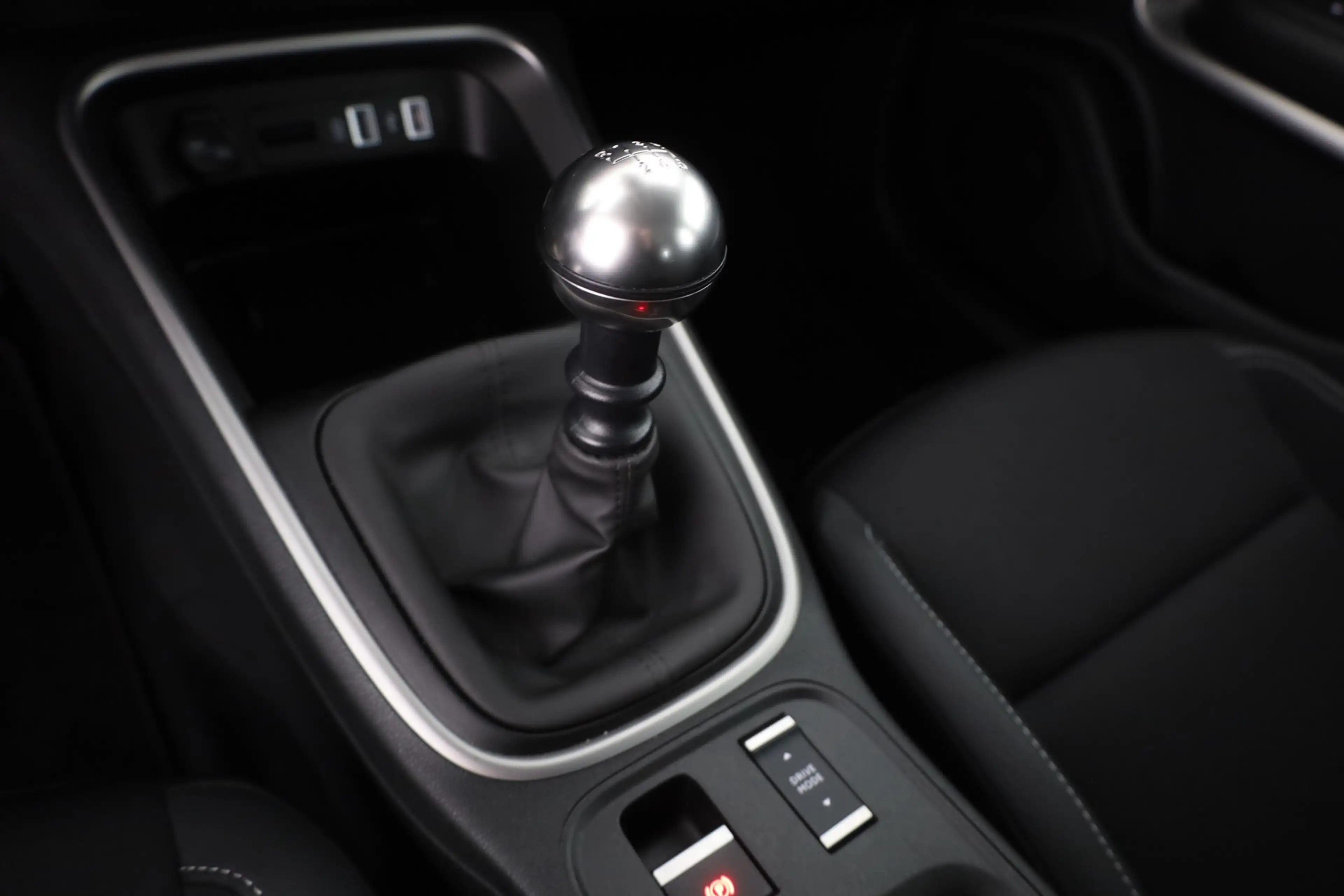 Jeep Avenger 1.2 T-GDI Altitude LED Navi Sitzheizung — photo 14