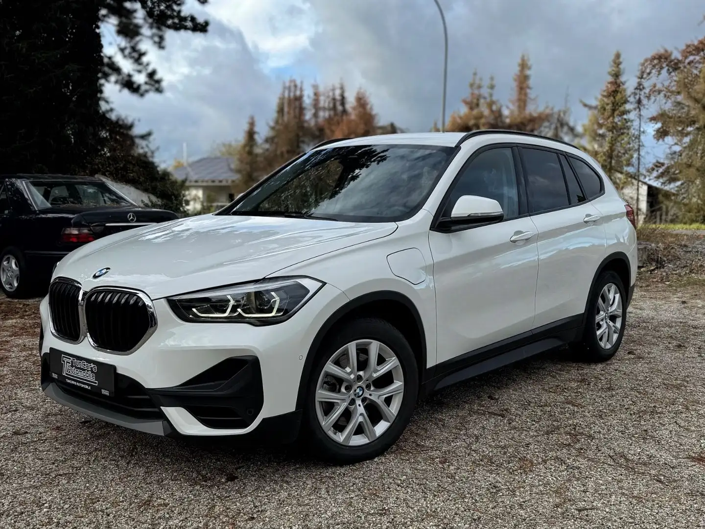BMW X1 xDrive 25 e LED/Kamera/AHK/Leder/Navi/ Wit - 1