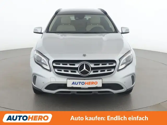 Mercedes-Benz GLA view 9