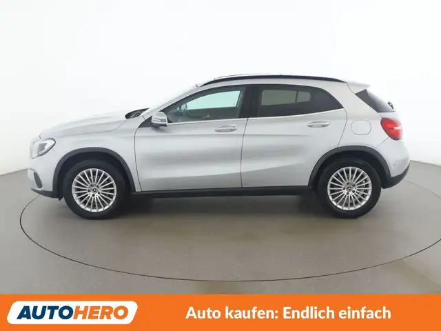 Mercedes-Benz GLA view 3