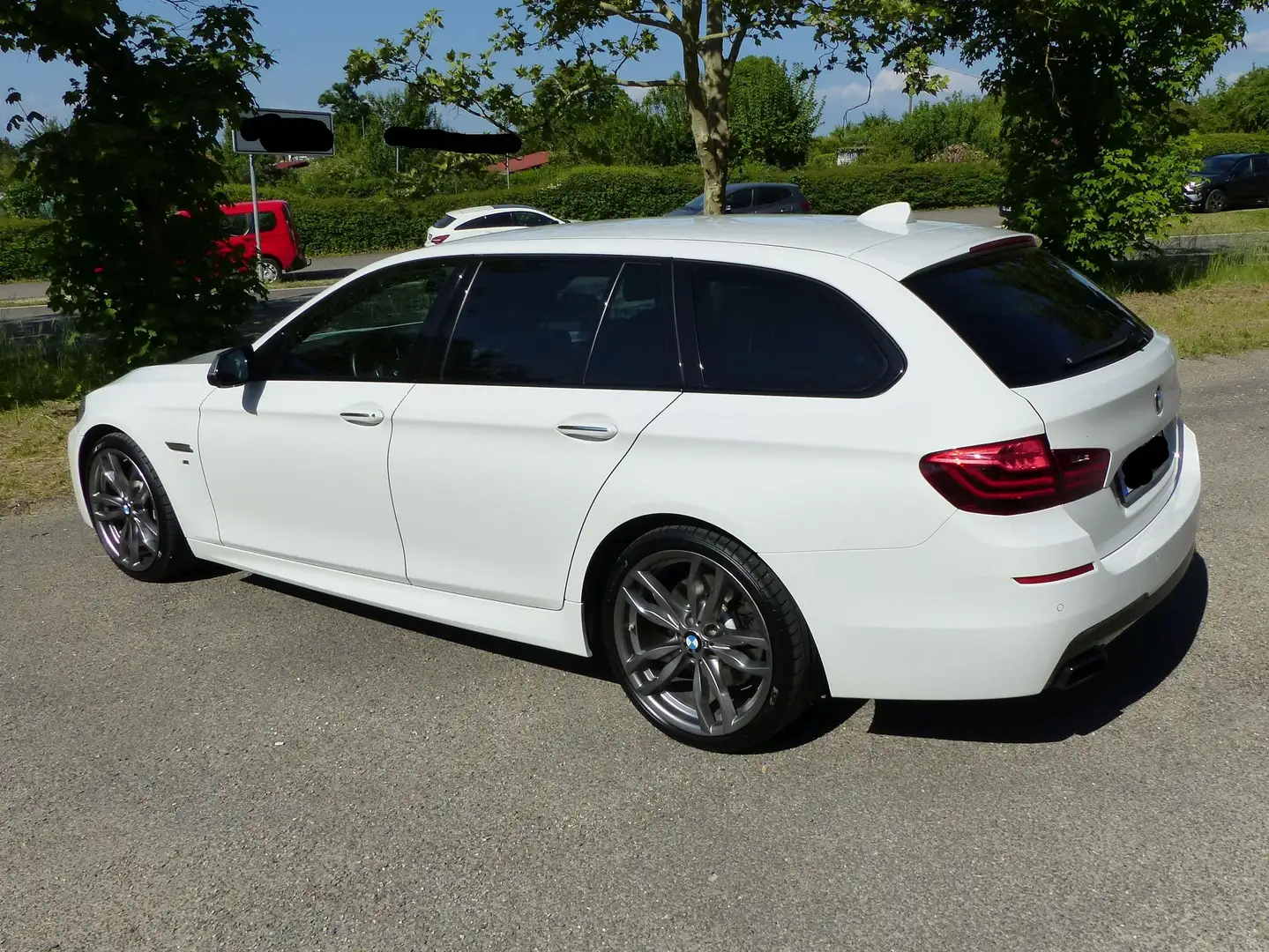 BMW M550 M550d Touring xDrive/LEDER/KEYLESS/HUD/AHK/VOLL Weiß - 2