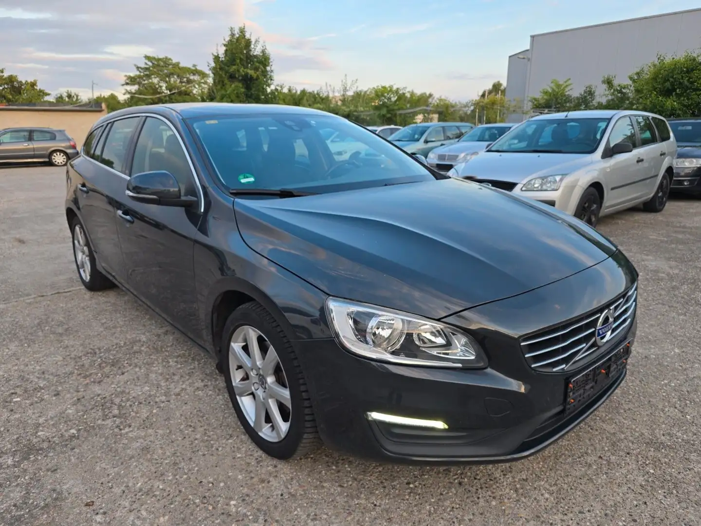 Volvo V60 Kombi Momentum TÜV neu Grey - 1