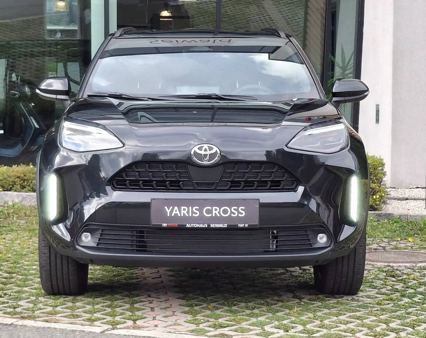 Toyota Yaris Cross 1,5 VVT-i Hybrid Active Drive Schwarz - 2