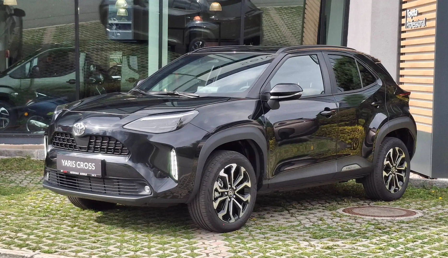 Toyota Yaris Cross 1,5 VVT-i Hybrid Active Drive Schwarz - 1