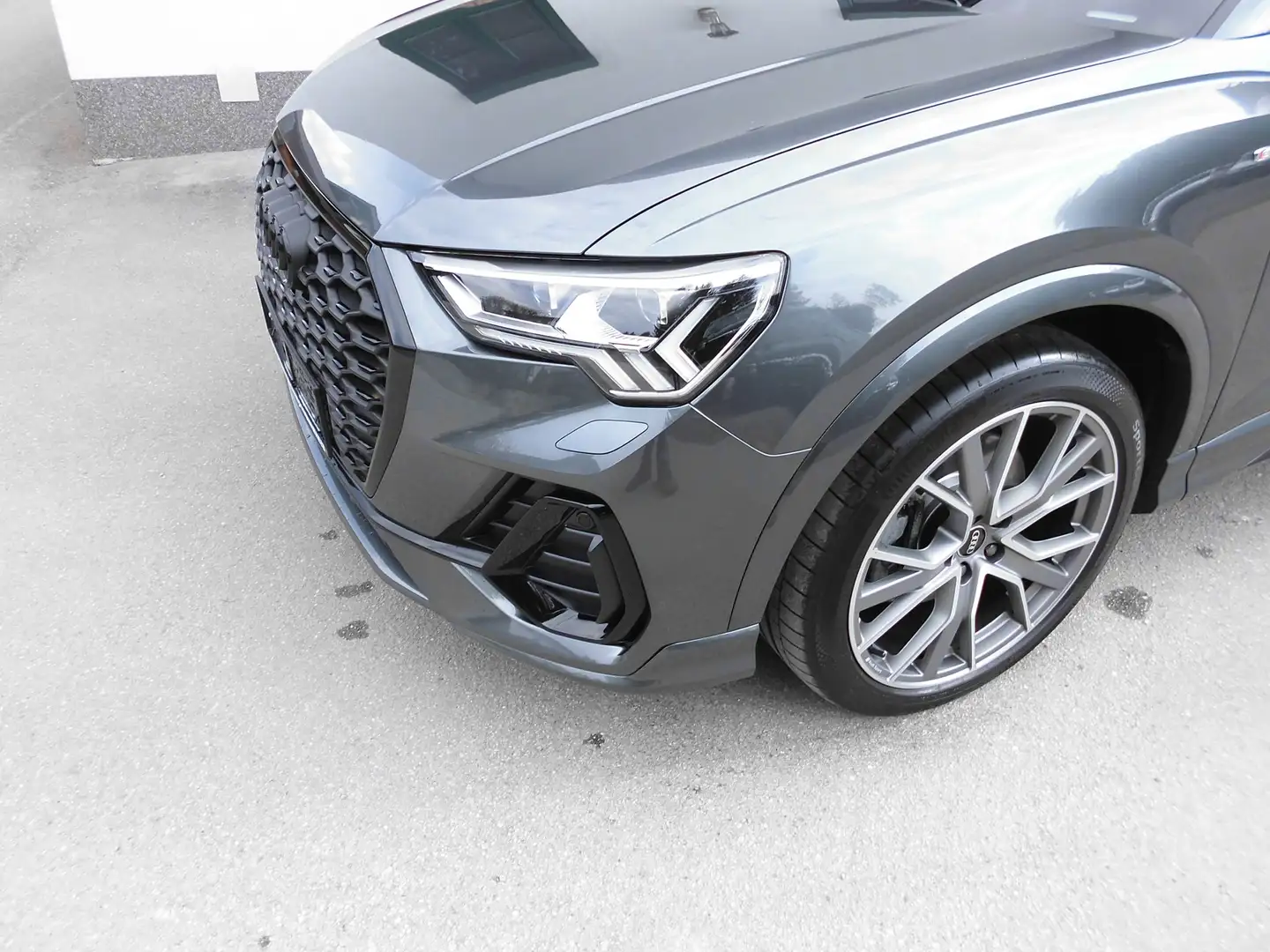 Audi Q3 Grau - 1