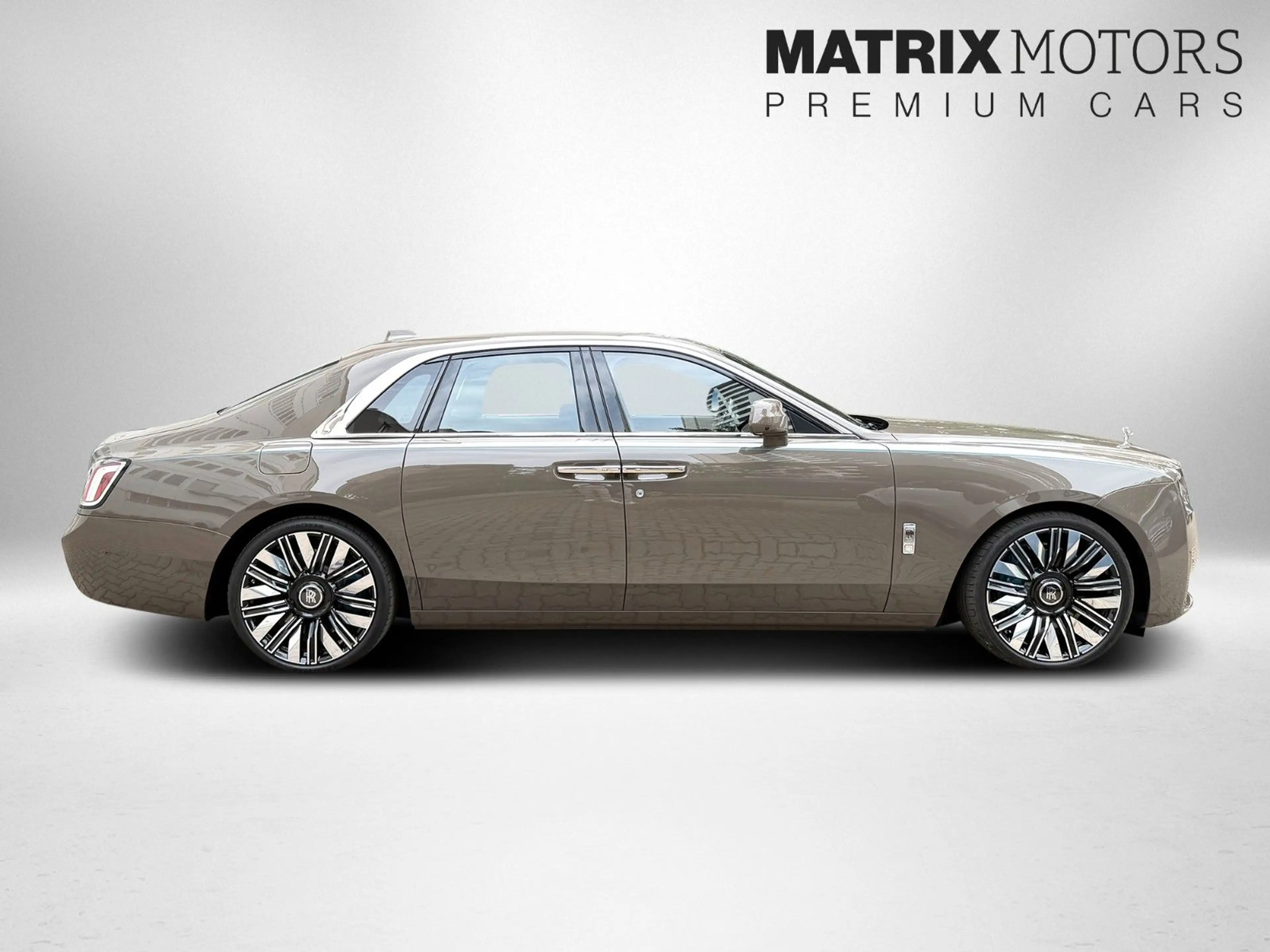 Rolls-Royce Ghost Series ll Theatre Picnic BeSpoke Massage — photo 5