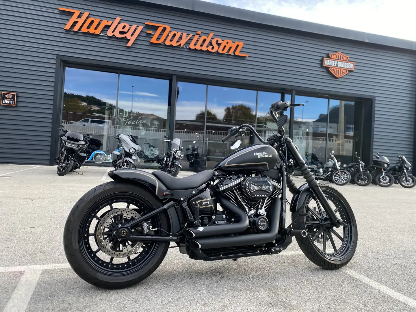 Harley-Davidson Street Bob Noir - 1