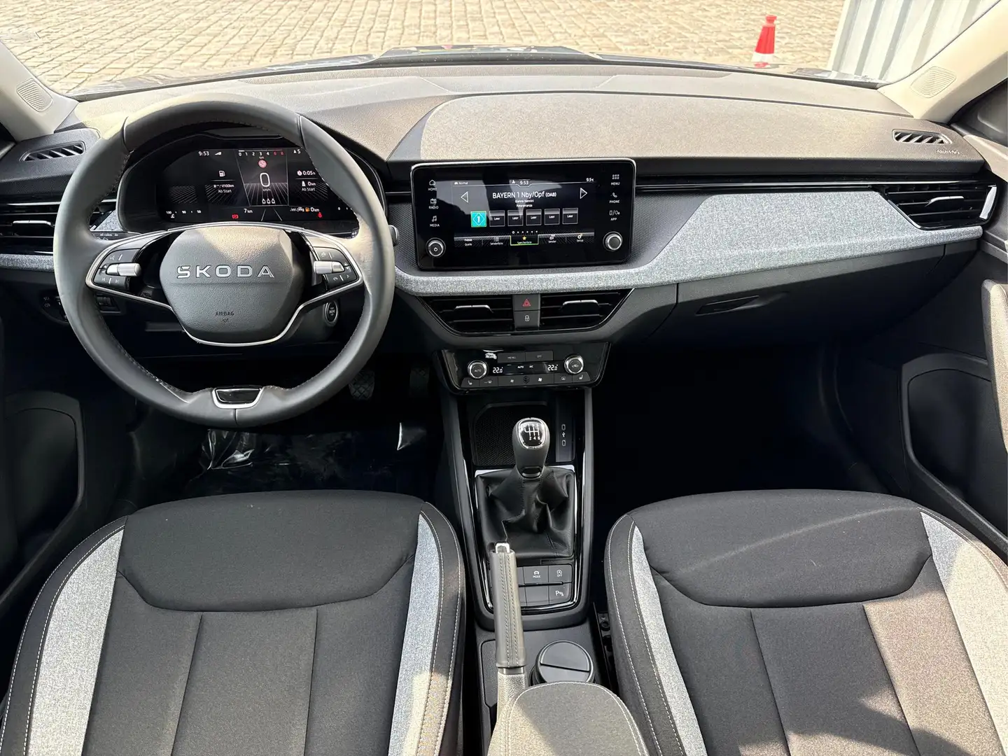 Skoda Kamiq Selection 1.0 TSI 116 PS 6 Gang 4-Jahre-Garant... Blau - 1