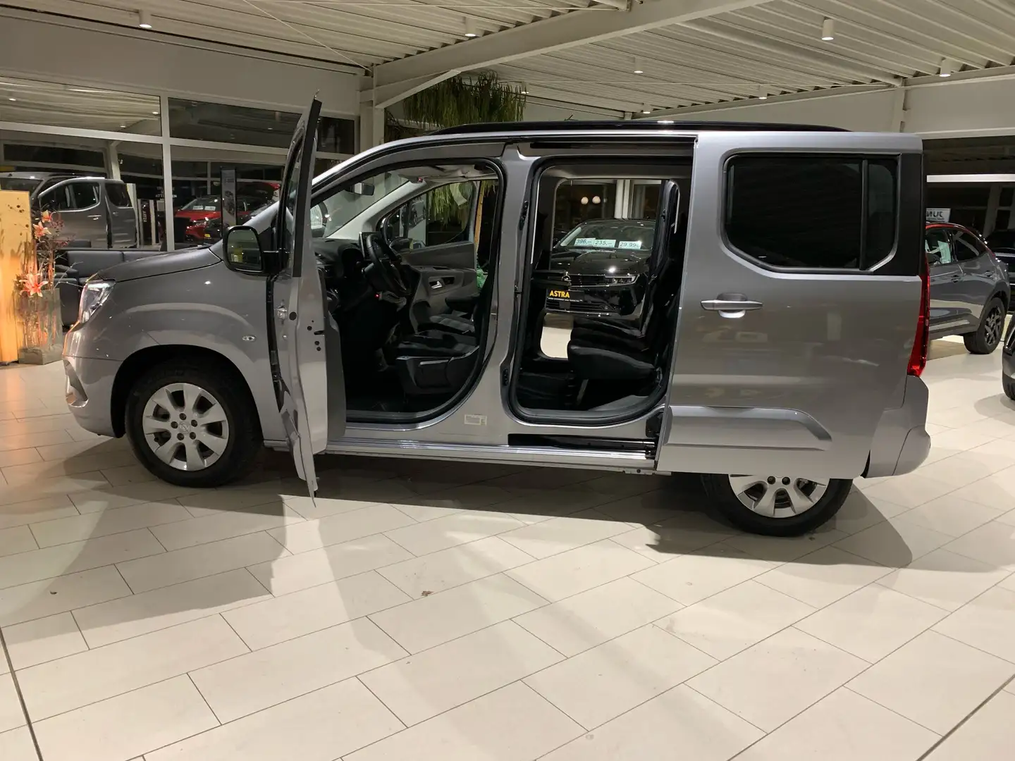 Opel Combo - e Ultimate Grau - 2