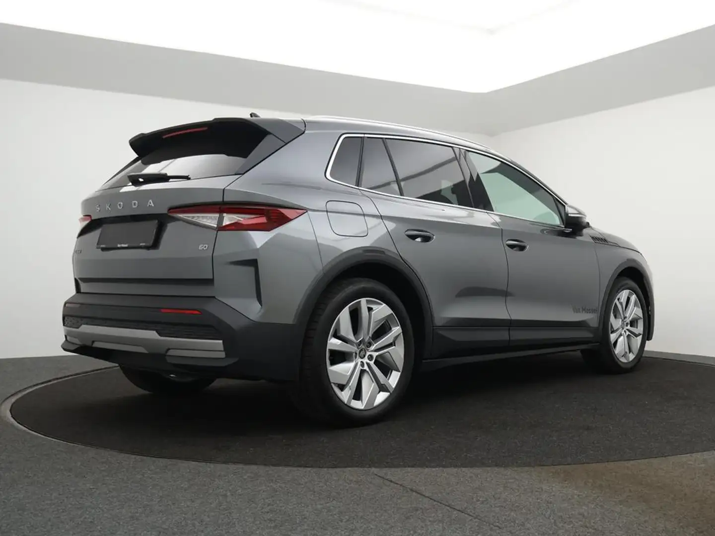 Skoda Elroq NEW Elroq Corporate 60 63 kWh 150kW (204pk) / DEMO Šedá - 2