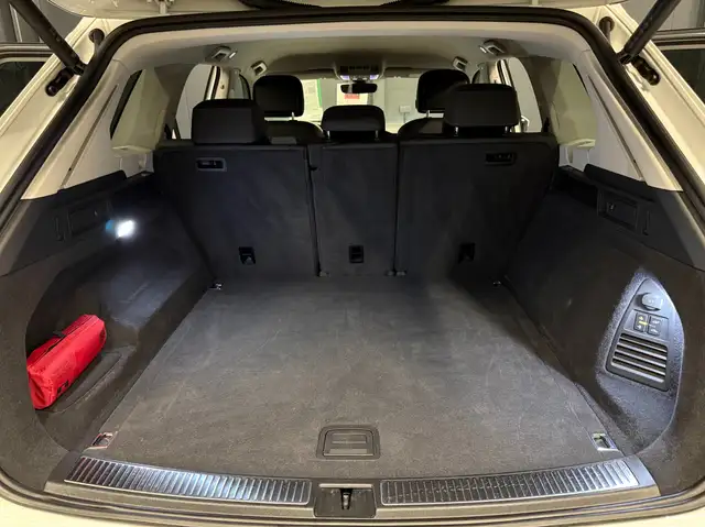 Volkswagen Touareg view 29