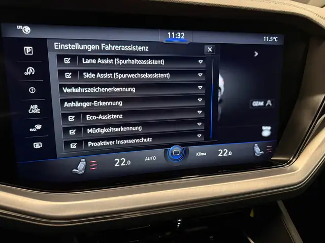 Volkswagen Touareg view 18
