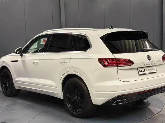 Volkswagen Touareg view 4