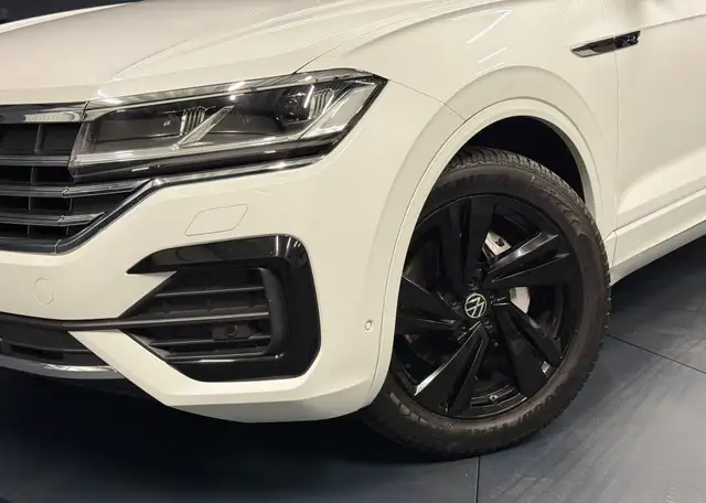Volkswagen Touareg view 2