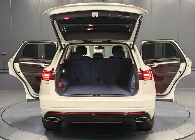 Volkswagen Touareg view 6