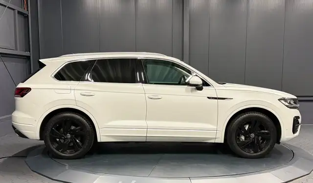 Volkswagen Touareg view 8