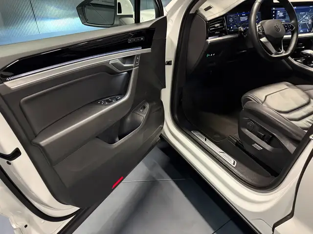 Volkswagen Touareg view 22