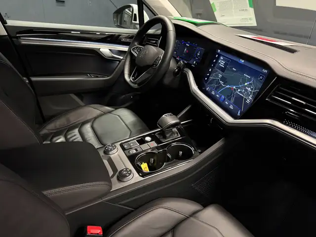 Volkswagen Touareg view 13