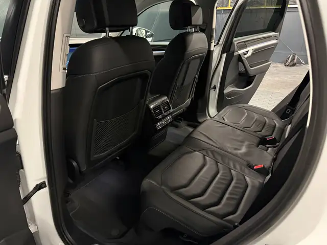 Volkswagen Touareg view 28