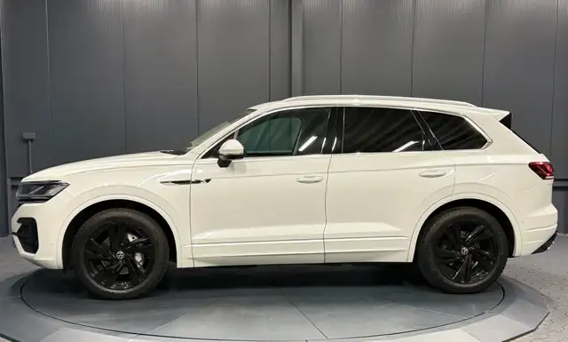 Volkswagen Touareg view 3