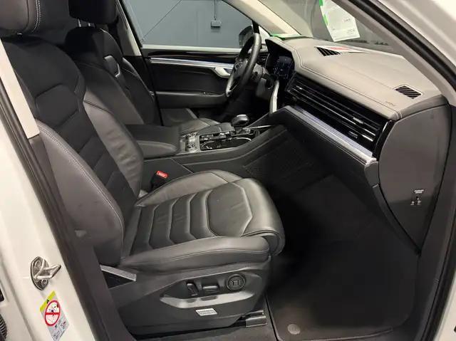 Volkswagen Touareg view 12