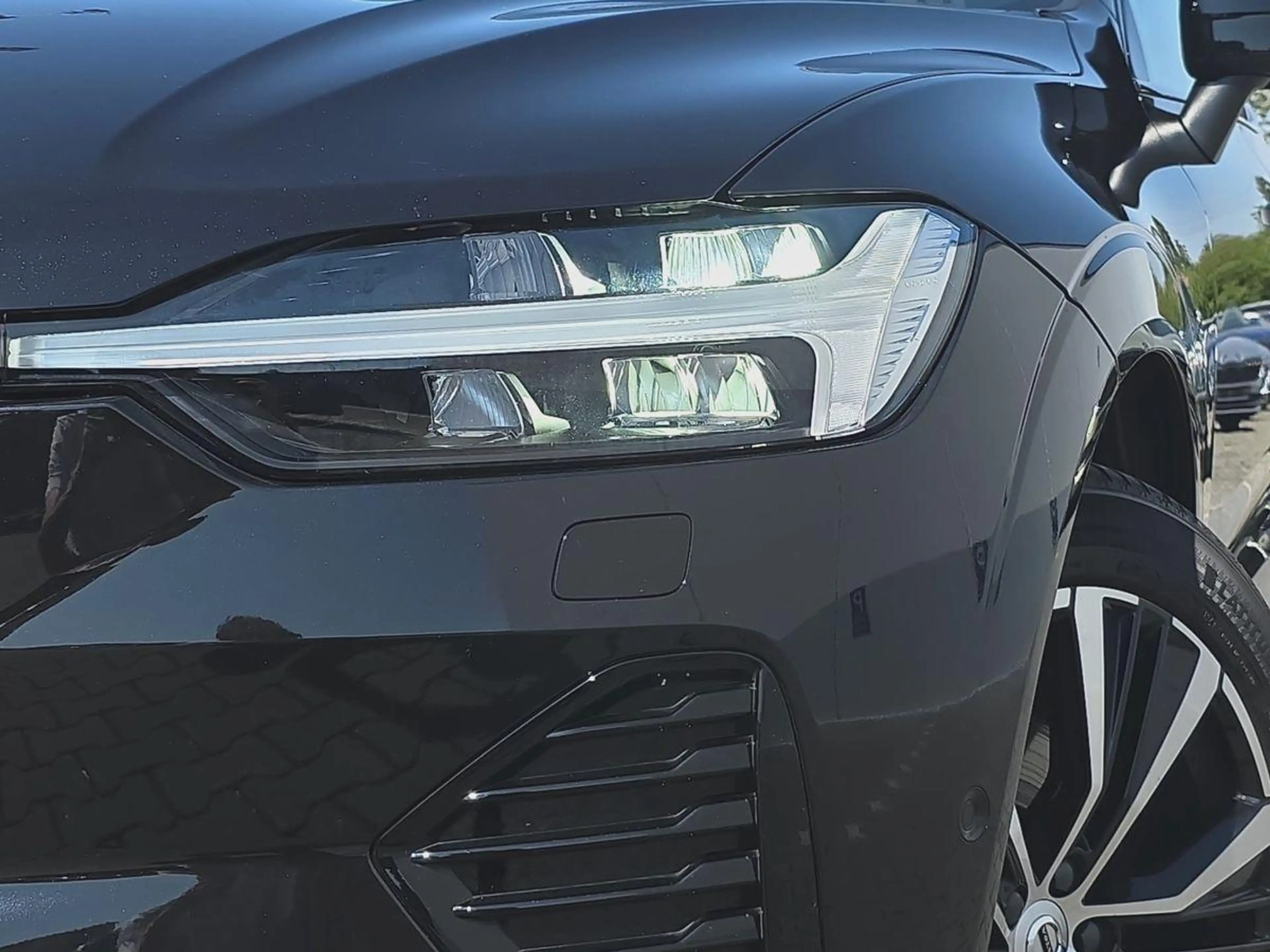 Volvo XC60 Plus Dark AWD STDNHZ AHK PANO ACC H&K 360° — photo 6