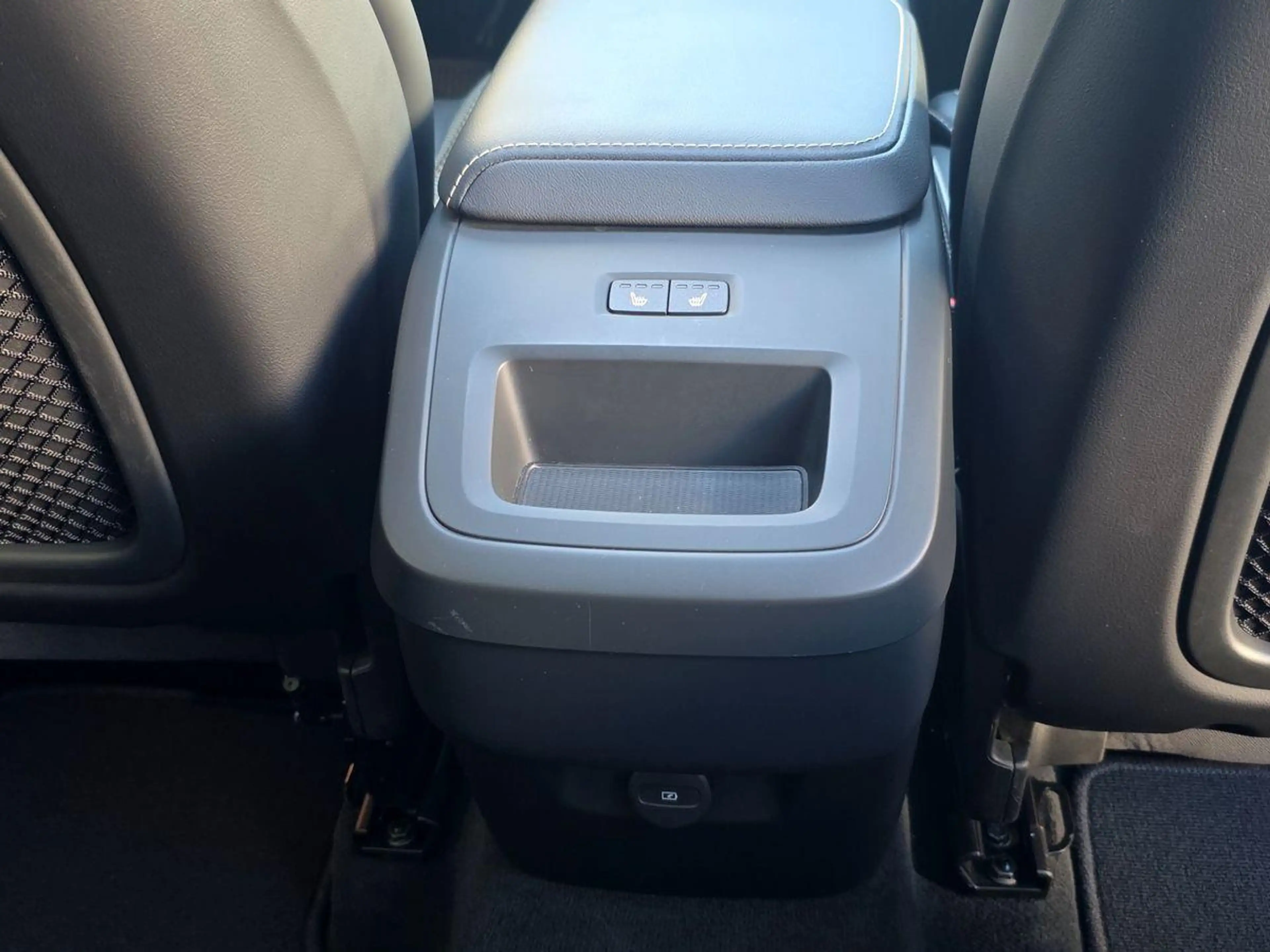 Volvo XC60 Plus Dark AWD STDNHZ AHK PANO ACC H&K 360° — photo 13