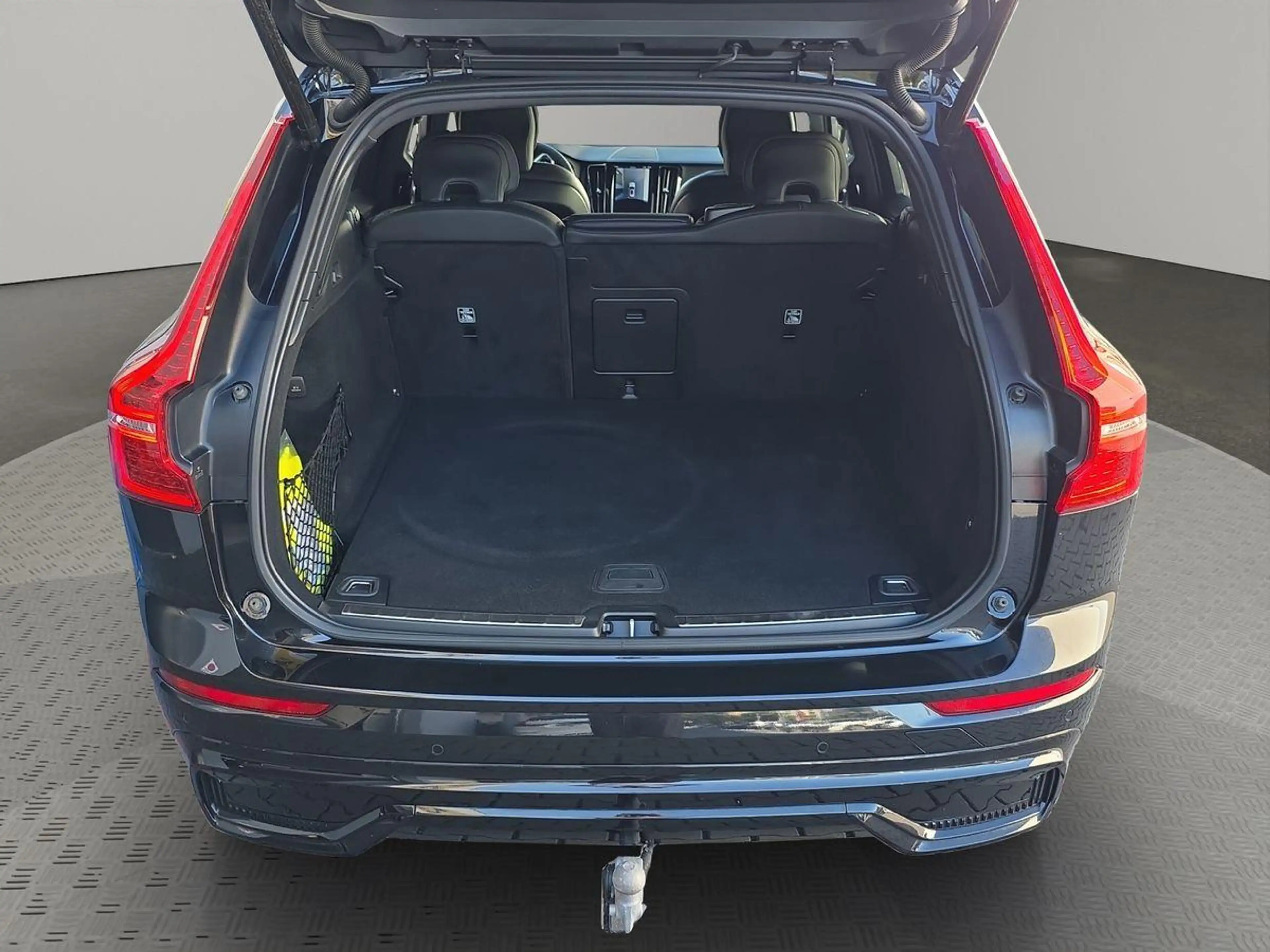 Volvo XC60 Plus Dark AWD STDNHZ AHK PANO ACC H&K 360° — photo 7