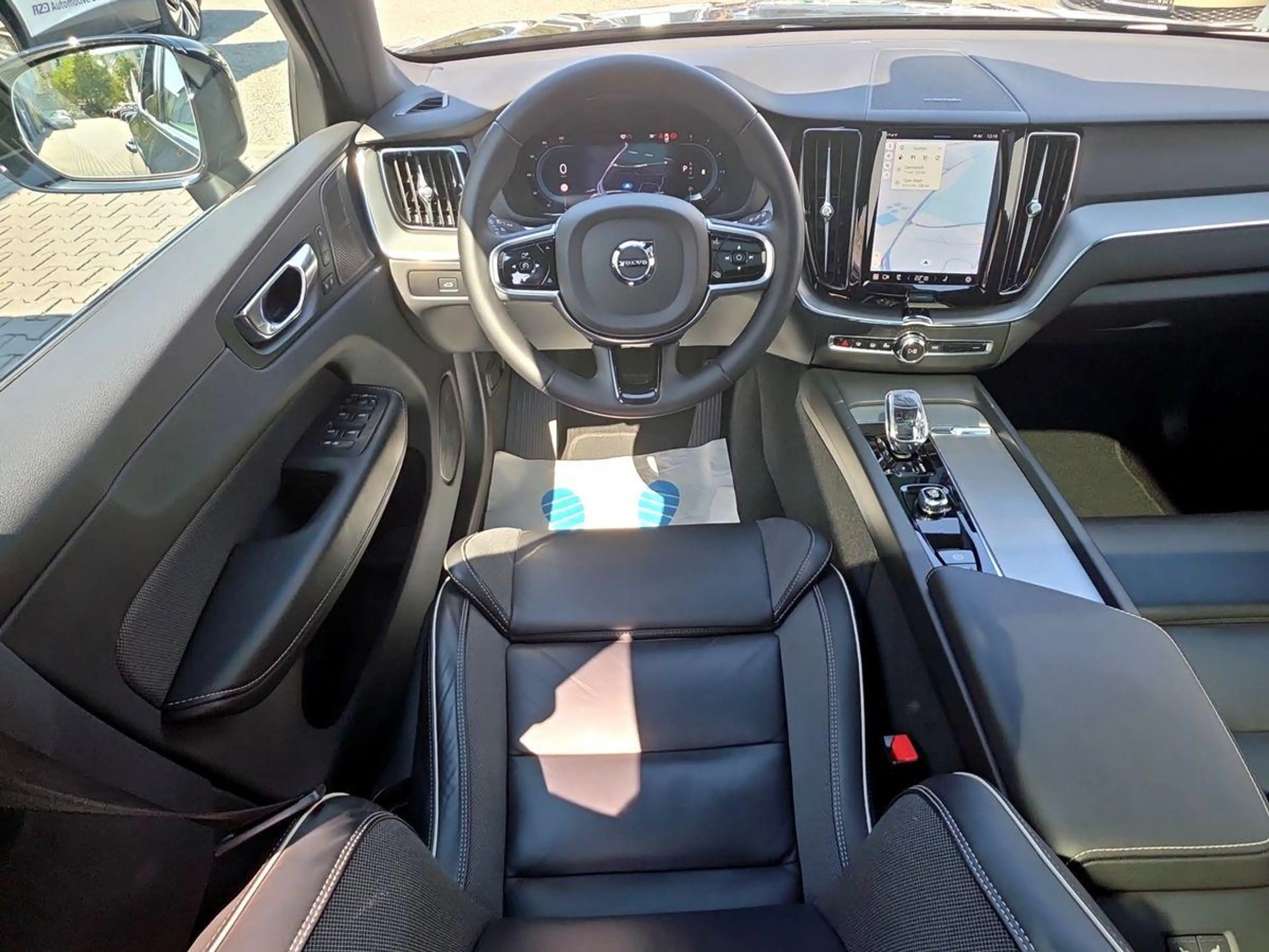 Volvo XC60 Plus Dark AWD STDNHZ AHK PANO ACC H&K 360° — photo 15