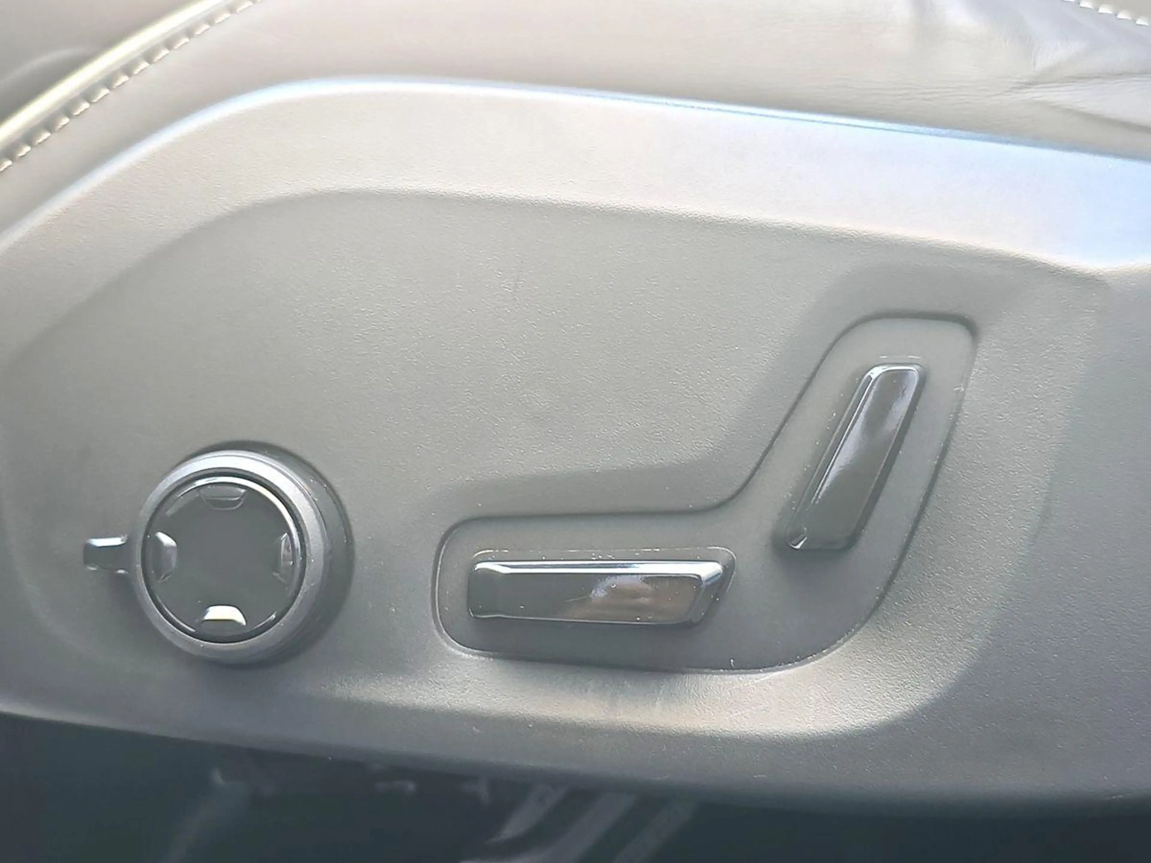 Volvo XC60 Plus Dark AWD STDNHZ AHK PANO ACC H&K 360° — photo 11