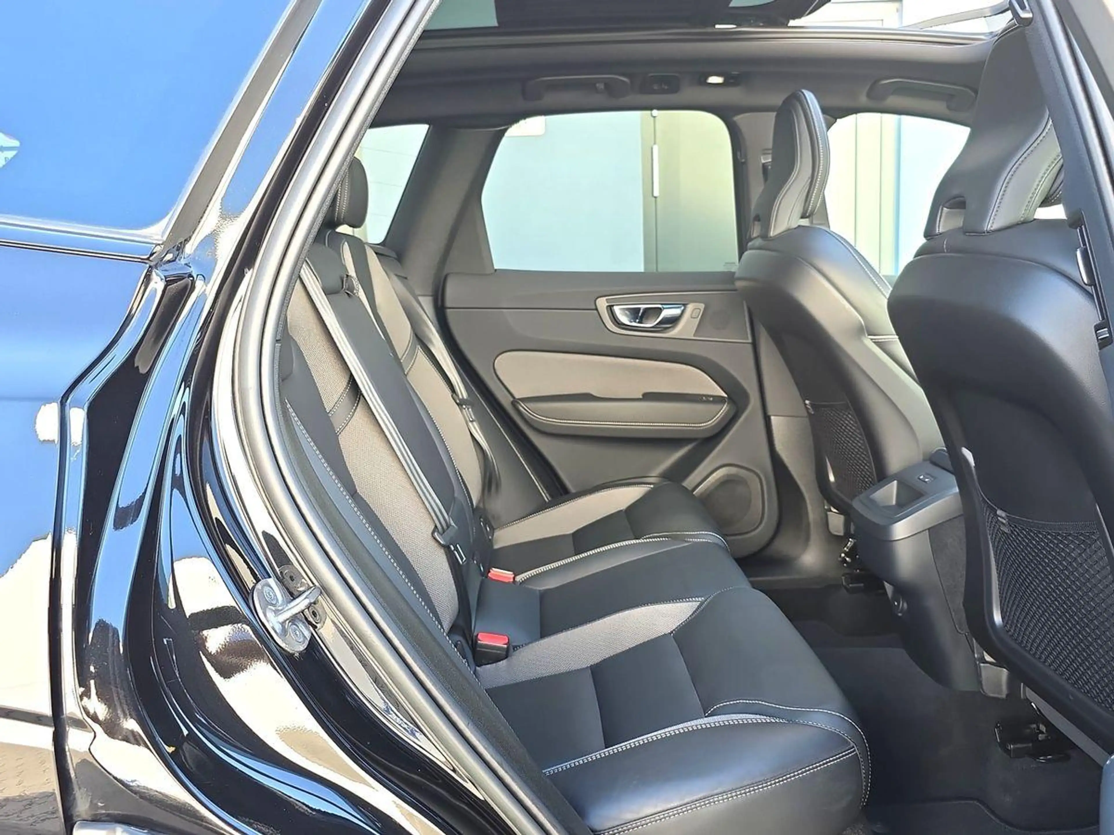 Volvo XC60 Plus Dark AWD STDNHZ AHK PANO ACC H&K 360° — photo 12