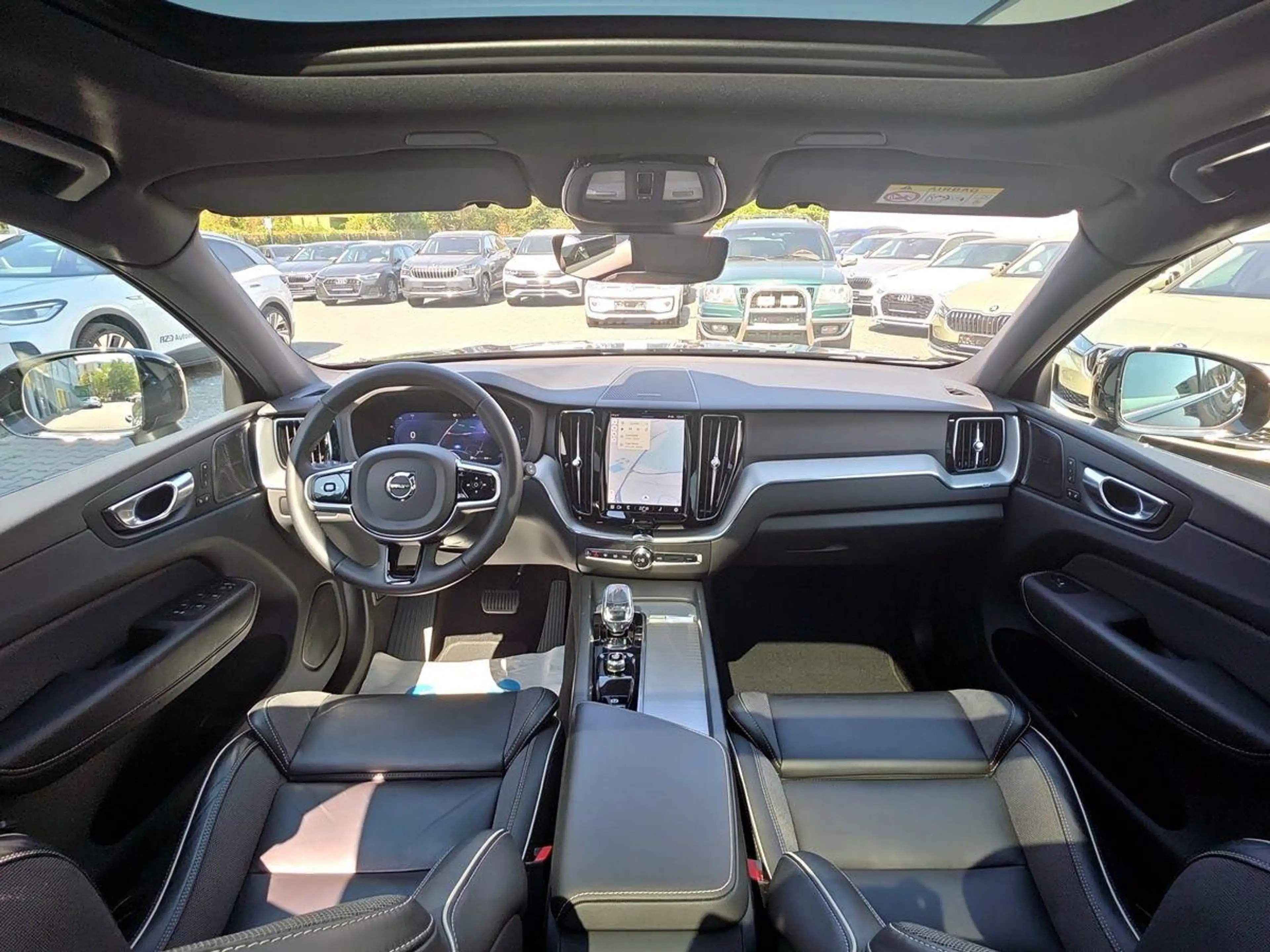 Volvo XC60 Plus Dark AWD STDNHZ AHK PANO ACC H&K 360° — photo 14