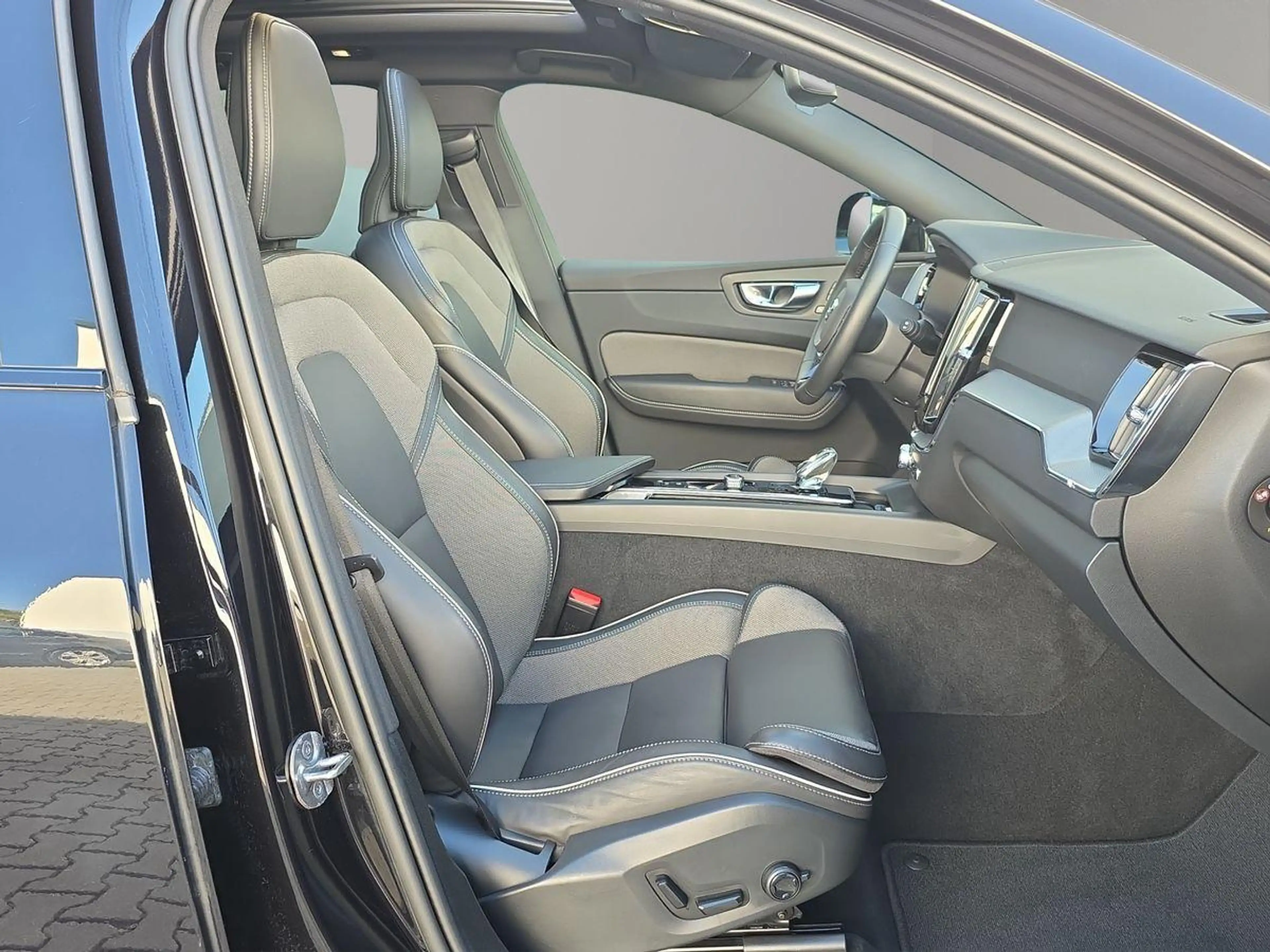 Volvo XC60 Plus Dark AWD STDNHZ AHK PANO ACC H&K 360° — photo 10