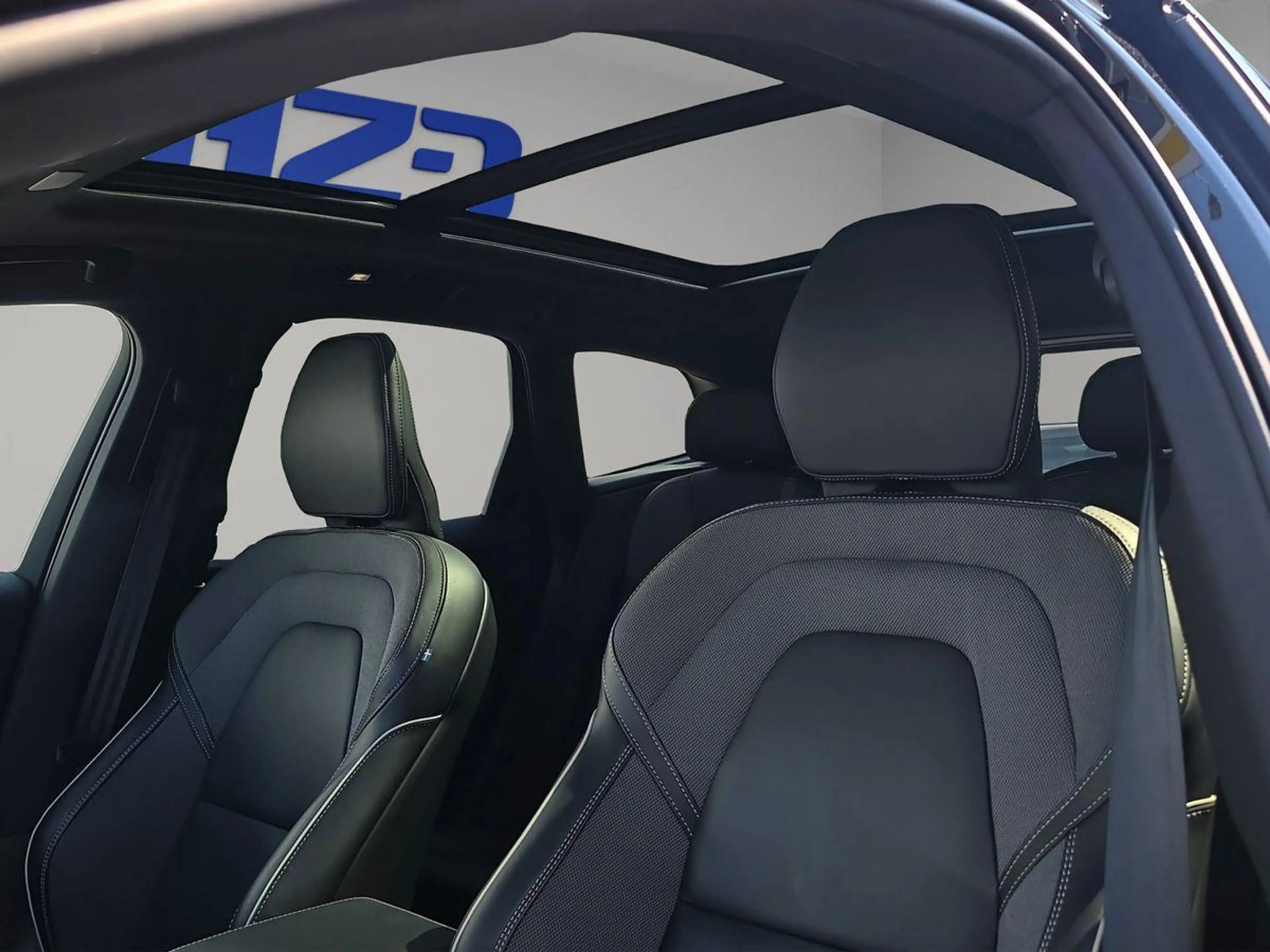 Volvo XC60 Plus Dark AWD STDNHZ AHK PANO ACC H&K 360° — photo 9