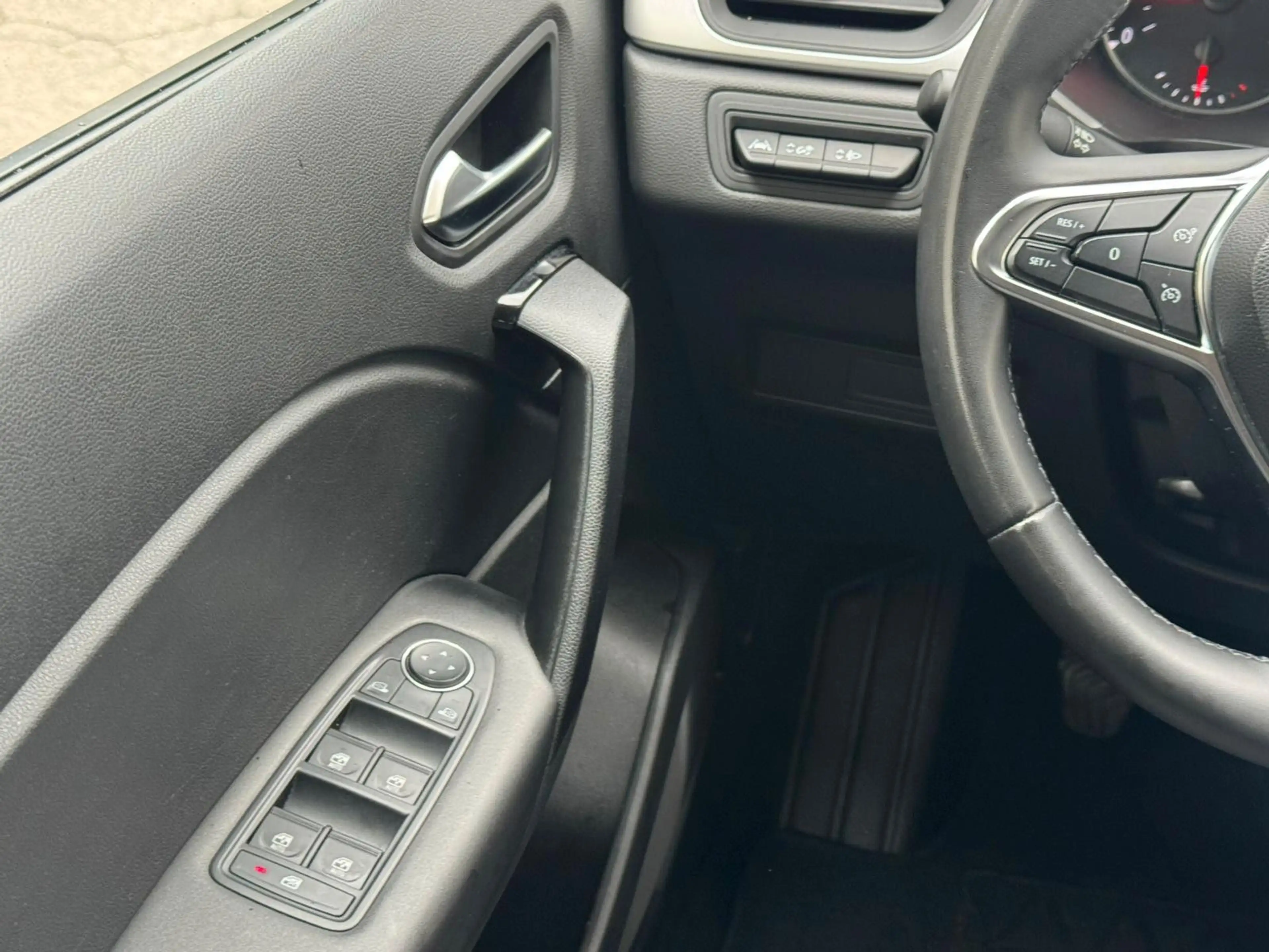 Renault Captur II TCe Equilibre CARPLAY LED TEMPOMAT PDC — photo 11