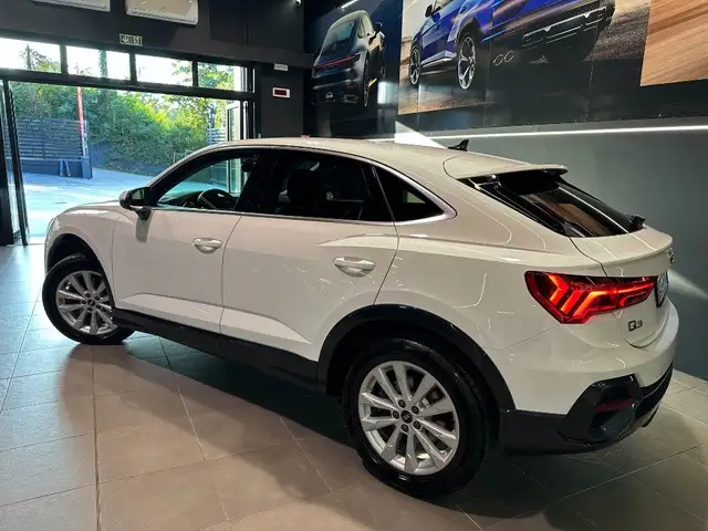 Audi Q3 view 3